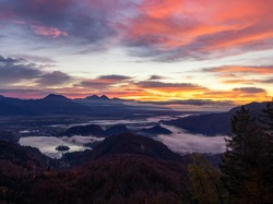 Chmury, Drzewa, Alpy Julijskie, Słowenia, Jezioro Bled, Góry, Zachód słońca