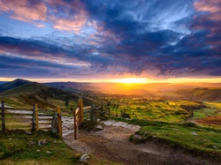 Hrabstwo Derbyshire, Pola, Wzgórza, Park Narodowy Peak District, Zachód słońca, Płot, Droga, Łąki, Anglia, Dolina