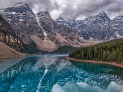 Chmury, Prowincja Alberta, Drzewa, Jezioro Moraine, Park Narodowy Banff,  Kanada, Góry