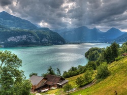 Chmury, Góry Alpy, Drzewa, Jezioro Walensee, Pasmo górskie Churfirsten, Szwajcaria, Domy
