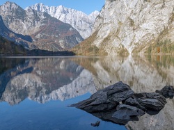 Niemcy, Góry Alpy, Bawaria, Kamienie, Odbicie, Jezioro Obersee, Park Narodowy Berchtesgaden