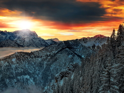 Zachód słońca, Alpy, Pasmo Wettersteingebirge, Drzewa, Bawaria, Niemcy, Śnieg, Góry, Mgła