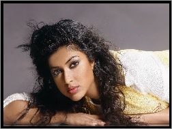 Amala Paul Poster, Brunetka