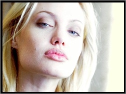 Angelina Jolie, blond włosy