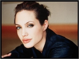 Angelina Jolie, czarna koszula