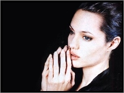 Angelina Jolie, złożone ręce