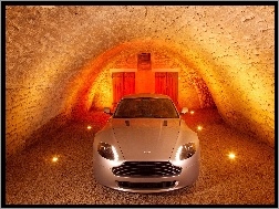 Oświetlenie, Aston Martin V8 Vantage S, Garaż