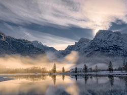 Austria, Mgła, Drzewa, Zima, Jezioro Almsee, Góry, Wschód słońca