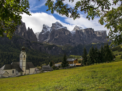 Kościół Colfosco, Prowincja Bolzano, Alta Badia, Domy, Chmury, Góry Dolomity, Włochy, Drzewa