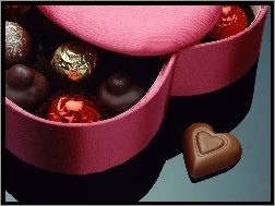 Walentynki, Bombonierka w kształcie serduszka z cukierkami