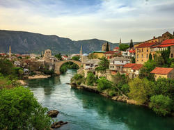 Chmury, Rzeka Neretwa, Domy, Mostar, Bośnia i Hercegowina, Drzewa, Stary Most, Góry