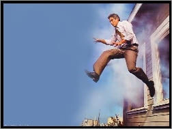 brązowe spodnie, George Clooney, skok
