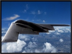 Chmurami, Boeing B-2 Spirit, Nad