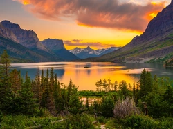Stan Montana, Stany Zjednoczone, Jezioro, Góry Skaliste, Drzewa, Saint Mary Lake, Park Narodowy Glacier, Zachód słońca, Chmury