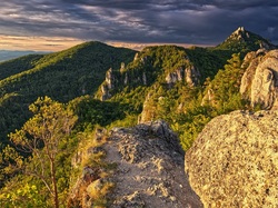 Słowacja, Skały, Drzewa, Ciemne, Sulovskie skały, Góry Strażowskie, Chmury