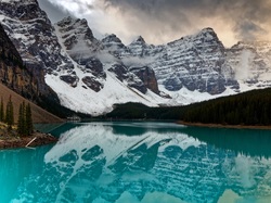 Chmury, Jezioro, Moraine Lake, Ośnieżone, Prowincja Alberta, Kanada, Góry, Park Narodowy Banff, Drzewa