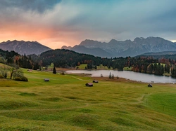 Alpy Bawarskie, Niemcy, Domki, Geroldsee, Polana, Bawaria, Góry, Jezioro, Chmury, Lasy, Drzewa