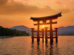 Chram, Wyspa Itsukushima, Morze, Drzewa, Świątynia Itsukushima, Góry, Zachód słońca, Japonia, Brama torii