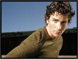 Christian Bale, brązowy sweterek