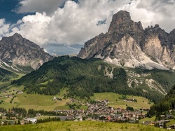 Dolomity, Dolina, Lasy, Góra Sassongher, Corvara, Prowincja Bolzano, Włochy, Drzewa, Góry, Domy