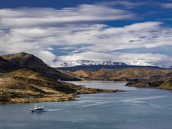 Chile, Park Narodowy Torres del Paine, Jacht, Jezioro Lake Pehoe, Góry Cordillera del Paine