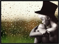 Deszcz
 
, Naomi Campbell, Kapelusz