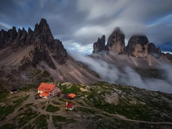 Szczyty Tre Cime di Lavaredo, Chmury, Góry, Domy, Chmury, Dolomity, Włochy, Schronisko, Zmierzch