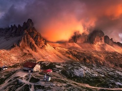 Góry, Domy, Chmury, Tre Cime di Lavaredo, Włochy, Dolomity