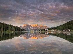Dolomity, Grand Hotel Misurina, Misurina Lake, Jezioro, Cortina dAmpezzo, Region Cadore, Włochy, Domy, Góry, Chmury