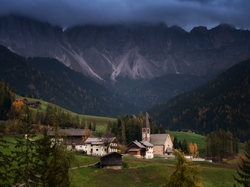 Dolomity, Domy, Włochy, Las, Drzewa, Santa Maddalena, Dolina Val di Funes, Wieś, Kościół, Góry, Chmury