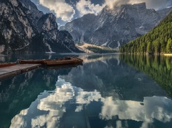 Lago di Braies, Pomost, Dolomity, Góry, Chmury, Odbicie, Włochy, Drzewa, Jezioro Pragser Wildsee, Łódki