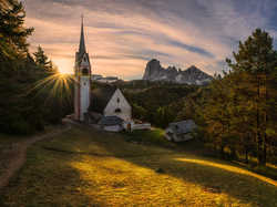 Włochy, Drzewa, Promienie słońca, Tyrol, Kościół św. Jakuba, Góry Dolomity