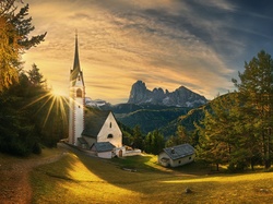 Zachód słońca, Południowy Tyrol, Dolomity, Dom, Kościół św Jakuba, Góry, Włochy, Drzewa