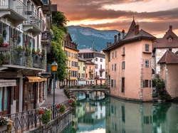 Kanał, Annecy, Most, Francja, Chmury, Góry, Miasto, Domy