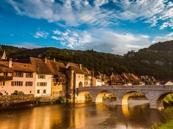 Kanton Jura, Most, Rzeka Doubs, Saint Ursanne, Szwajcaria, Domy