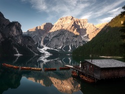 Drewniany, Jezioro Pragser Wildsee, Lago di Braies, Domek, Łódki, Góry Dolomity, Włochy, Pomost