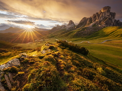 Droga, Dolomity, Góra Ra Gusela, Przełęcz Giau Pass, Skała, Włochy, Promienie słońca, Góry, Zachód słońca