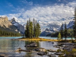 Chmury, Park Narodowy Jasper, Góry, Drzewa, Kamienie, Jezioro Maligne, Kanada, Wyspa Ducha