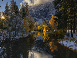 Drzewa, Park Narodowy Yosemite, Stany Zjednoczone, Rzeka, Merced River, Chmury, Stan Kalifornia, Góry, Śnieg, Jesień, Promienie słońca