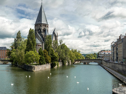 Niebo, Strasburg, Drzewa, Rzeka Mozela, Francja, Kościół protestancki Temple Neuf, Mosty