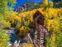 Drzewa, Rzeka Crystal River, Góry, Kolorado, Stany Zjednoczone, Jesień, Młyn Crystal Mill, Skały