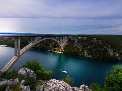 Chorwacja, Most Sibenik, Szybenik, Skały, Jacht, Zatoka Sibenik, Drzewa