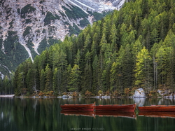 Południowy Tyrol, Jezioro Pragser Wildsee, Łódki, Góry Dolomity, Włochy, Drzewa