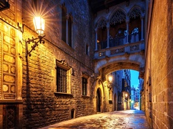Dzielnica Barri Gotic, Światła, Lampy, Barcelona, Hiszpania, Domy, Uliczka Carrer del Bisbe, Zmrok