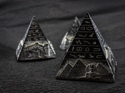Makro, Figurki, Piramidy