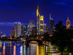 Rzeka, Frankfurt, Niemcy, Wieżowce, Most, Miasto nocą