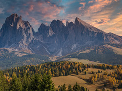 Dolina Val Gardena, Płaskowyż Seiser Alm, Włochy, Drzewa, Góry Sassolungo, Jesień