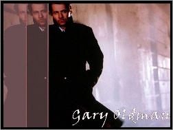 Gary Oldman, czarny płaszcz