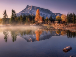Góra Mount Rundle, Mostek, Kanada, Jezioro, Two Jack Lake, Mgła, Alberta, Las, Odbicie, Park Narodowy Banff, Drzewa