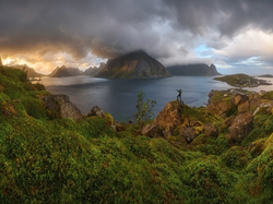 Góra Higravstinden, Drzewa, Morze Norweskie, Skały, Wyspa Moskenesoya, Lofoty, Norwegia, Chmury, Góry, Człowiek